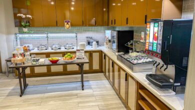 How to find hotels that include free breakfast options