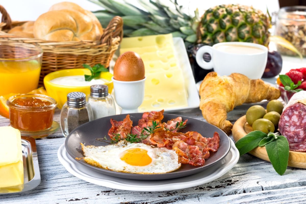 How to find hotels that offer free breakfast included