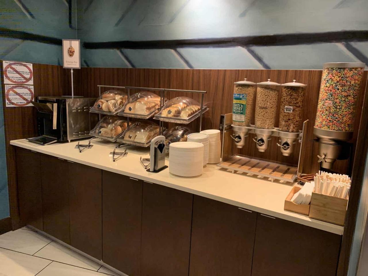 How to find hotels that include free breakfast options